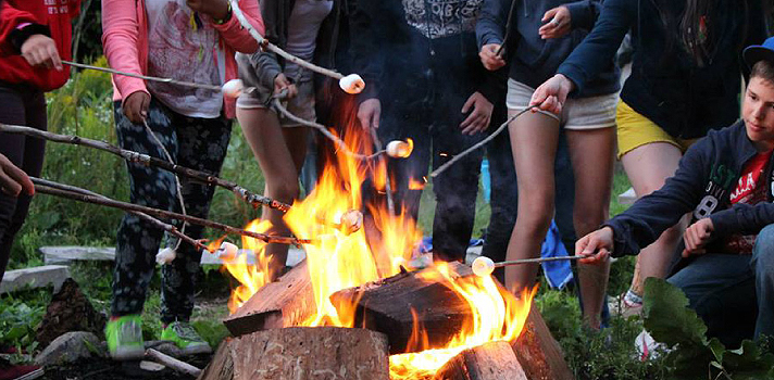 Lagerfeuer im Sommer Camp