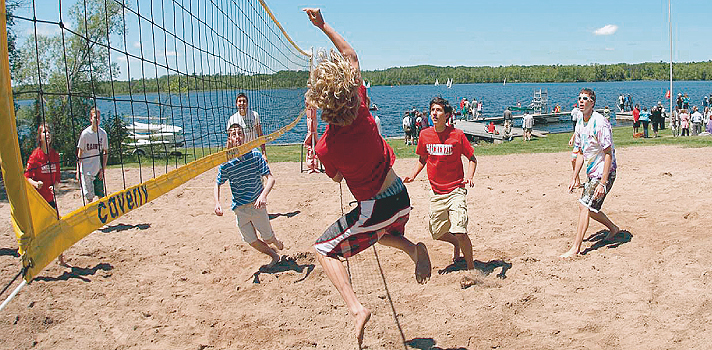 Beachvolleyballspiel mit Schülern